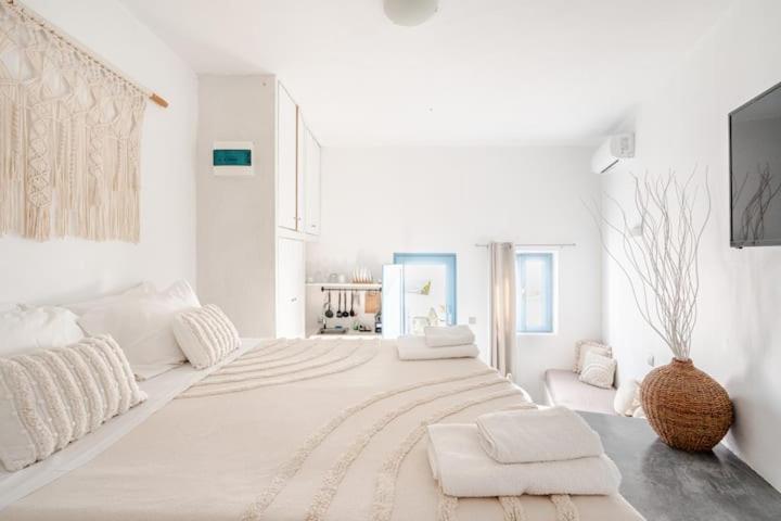 Euphoria & Deluxe Fira (Santorini)
